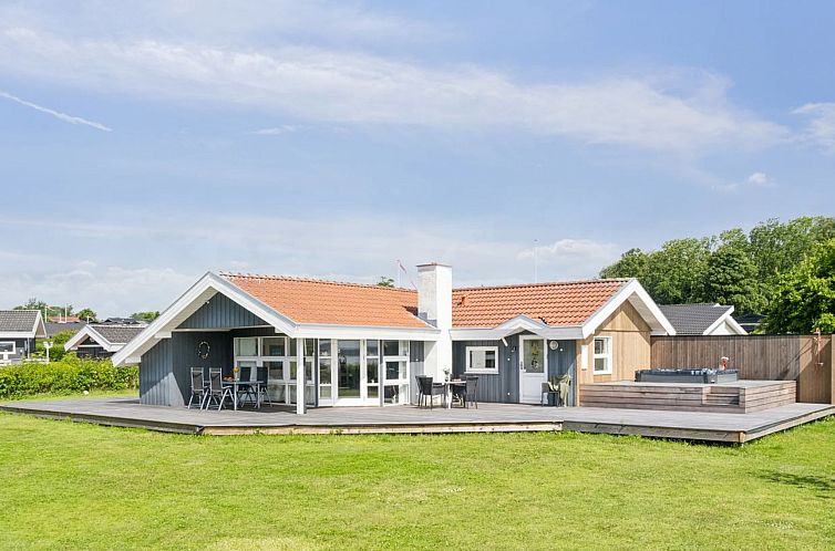 Vakantiehuis "Nora" - 100m from the sea