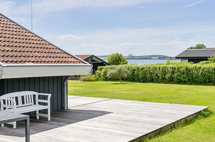 Vakantiehuis "Nora" - 100m from the sea