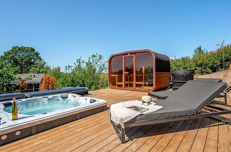 Vakantiehuis "Hubertina" - 900m from the sea