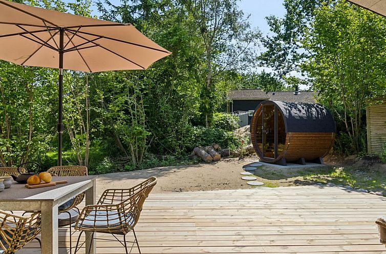 Vakantiehuis "Lonneke" - 450m from the sea