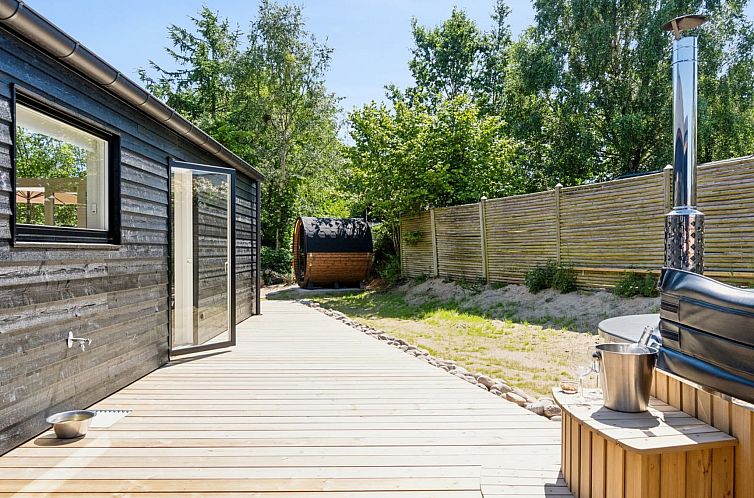 Vakantiehuis "Lonneke" - 450m from the sea