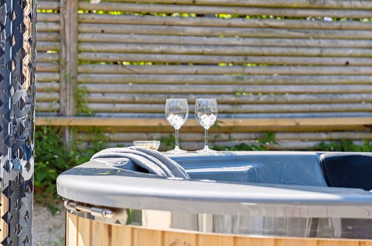 Vakantiehuis "Lonneke" - 450m from the sea