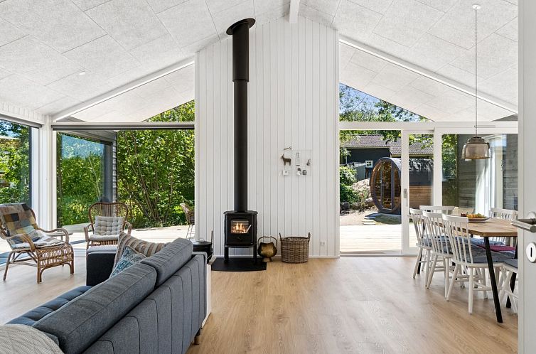 Vakantiehuis "Lonneke" - 450m from the sea