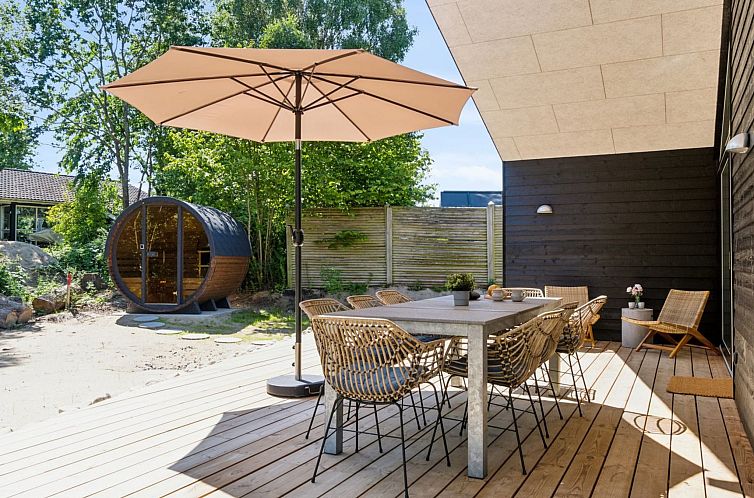 Vakantiehuis "Lonneke" - 450m from the sea