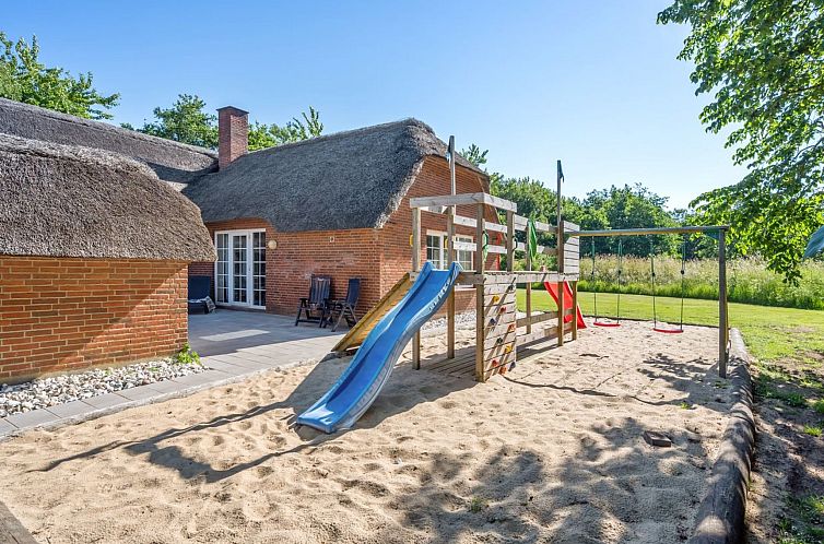 Vakantiehuis "Thana" - 1.4km from the sea