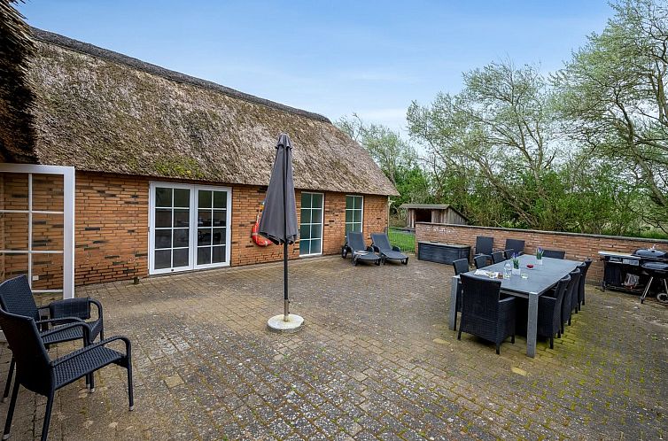 Vakantiehuis "Benthe" -  from the sea