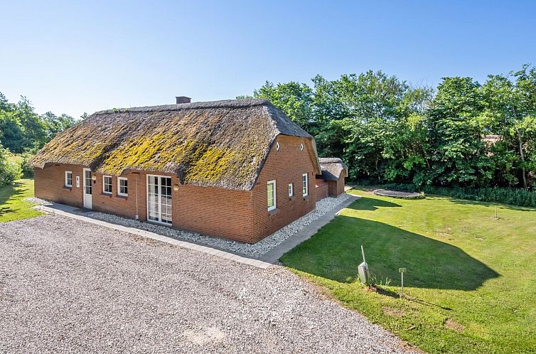 Vakantiehuis "Thana" - 1.4km from the sea