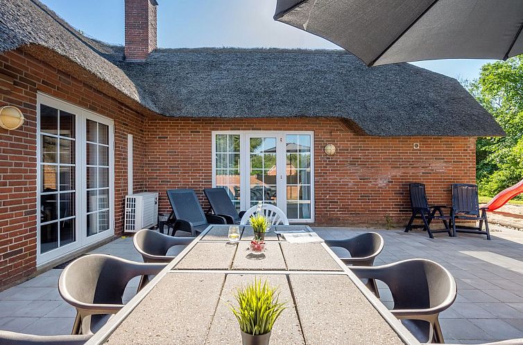 Vakantiehuis "Thana" - 1.4km from the sea