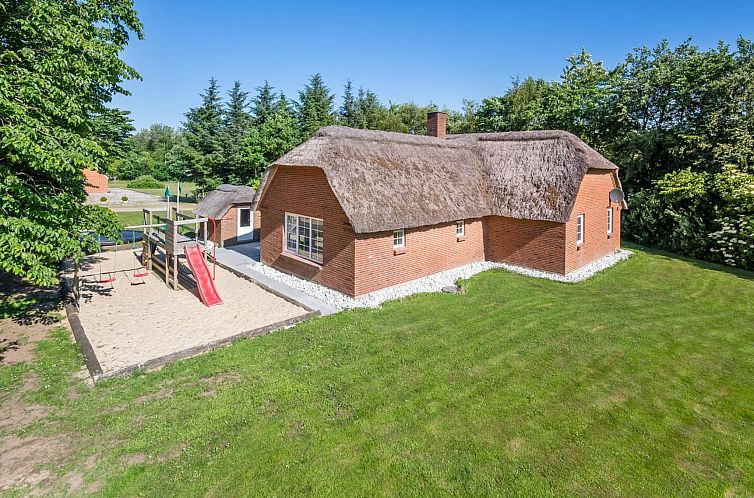 Vakantiehuis "Thana" - 1.4km from the sea