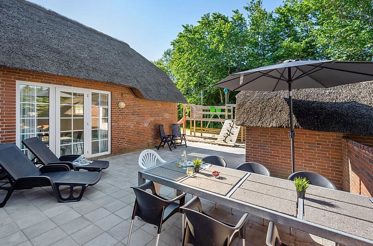 Vakantiehuis "Thana" - 1.4km from the sea