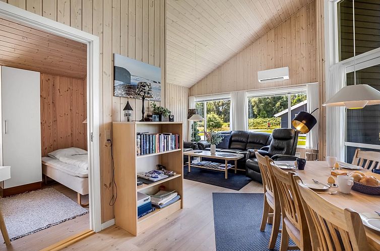 Vakantiehuis "Ernesta" -  from the sea