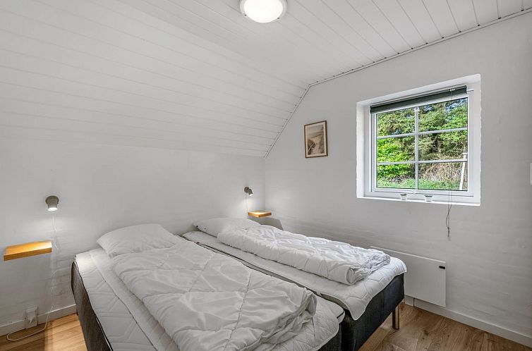 Vakantiehuis "Nilla" - 2.1km from the sea