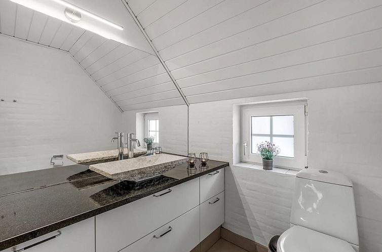 Vakantiehuis "Nilla" - 2.1km from the sea
