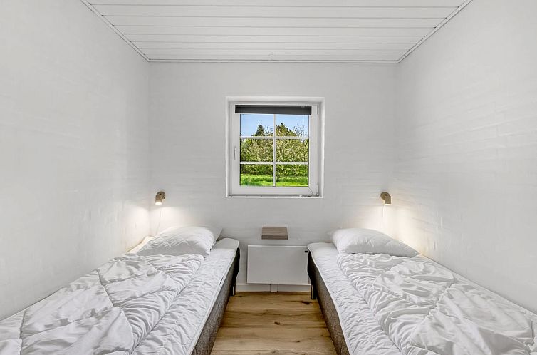 Vakantiehuis "Nilla" - 2.1km from the sea