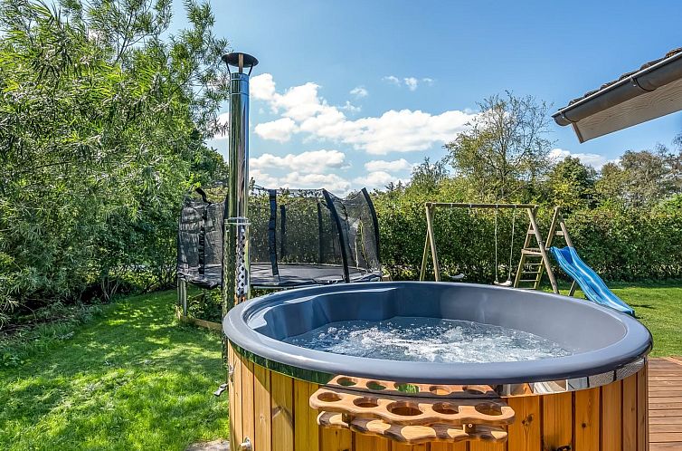 Vakantiehuis "Alrike" - 850m from the sea