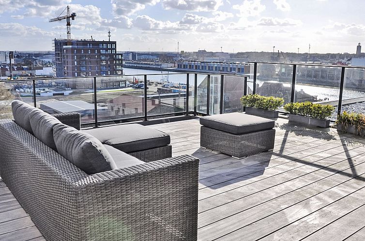 Geniessen Sie den Panoramablick von der Terrasse des Appartements Havenzicht in Ostende, einem luxurioesen Ferienhaus in Westflandern.