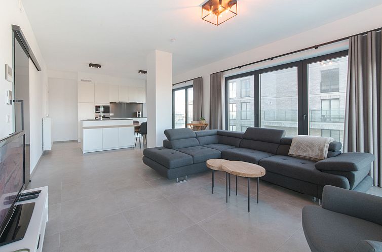 Modernes Wohnzimmer im Apartment Baelskaai 25, Ostende, mit geraeumiger Sitzecke und viel Licht, ideale Ferienunterkunft in Westflandern, Belgien.