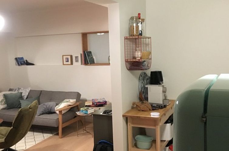 Gemuetliches Wohnzimmer in der Wohnung Beau Soleil, Ostende, mit komfortabler Sitzecke und stilvollem Mobiliar.