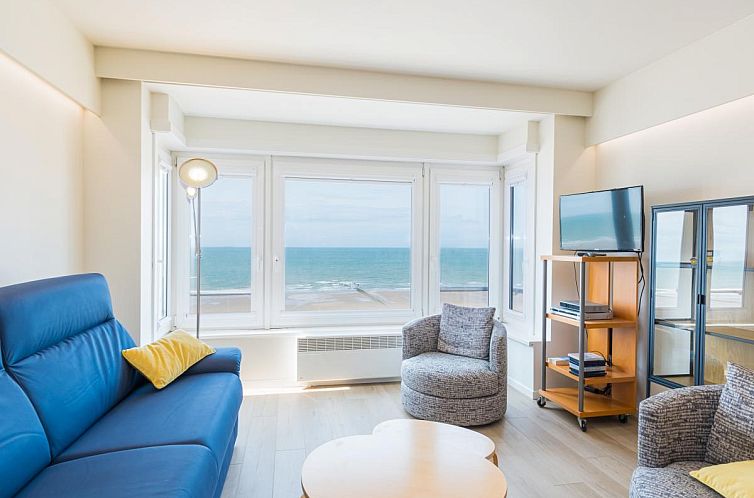 Lichte woonkamer van vakantiehuis Reno - 0701 in Middelkerke, Belgie, met panoramisch uitzicht op zee en comfortabele zithoek.