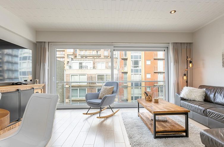 Modernes Wohnzimmer im Ferienhaus Vandenheuvel - 0406 in Middelkerke, Westflandern, mit Blick auf die staedtische Umgebung.