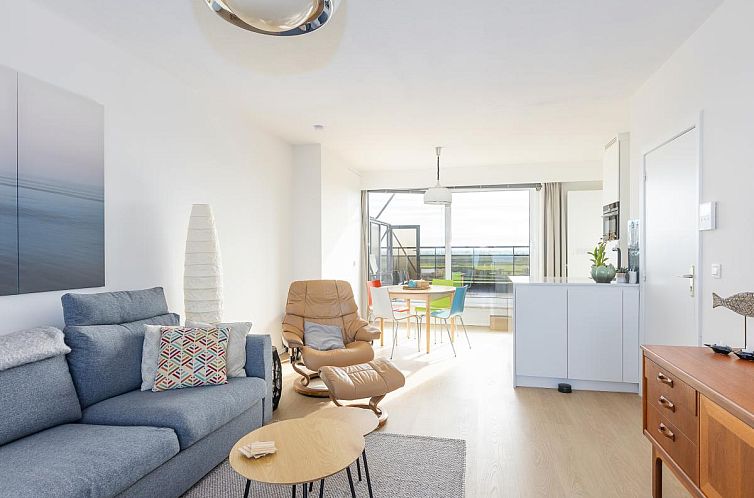 Helles Wohnzimmer im Ferienhaus "De Rede 2 - 1001 + Park. 70" in Middelkerke, Westflandern, mit moderner Einrichtung und Blick auf die Terrasse.