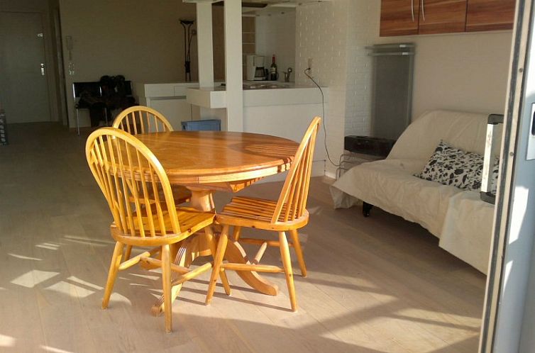 Studio Middelkerke zeedijk met zwembad en  garage