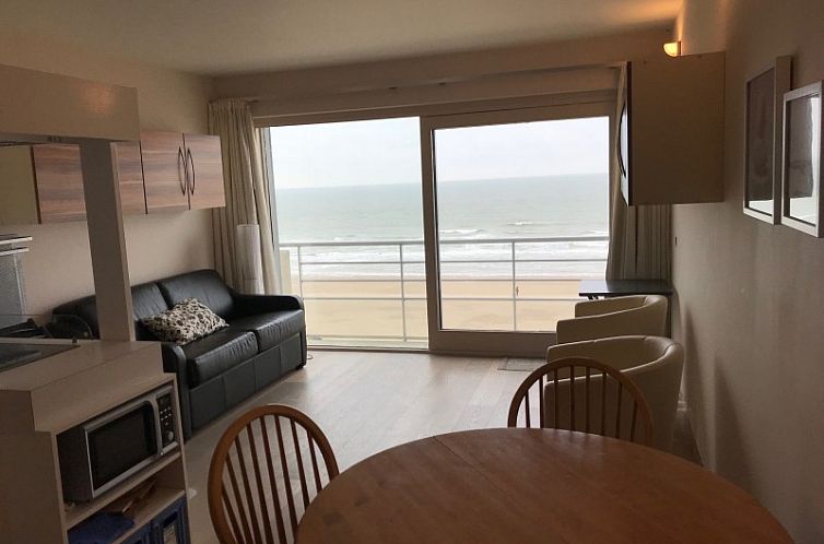 Studio Middelkerke zeedijk met zwembad en  garage