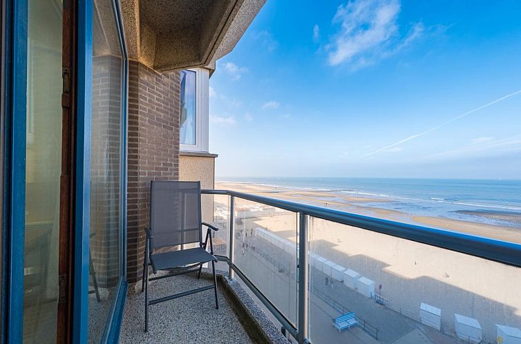 Geniet van het adembenemende zeezicht vanaf het balkon van Azur Palace - 0602, een vakantiehuis in Middelkerke, West-Vlaanderen, Belgie.