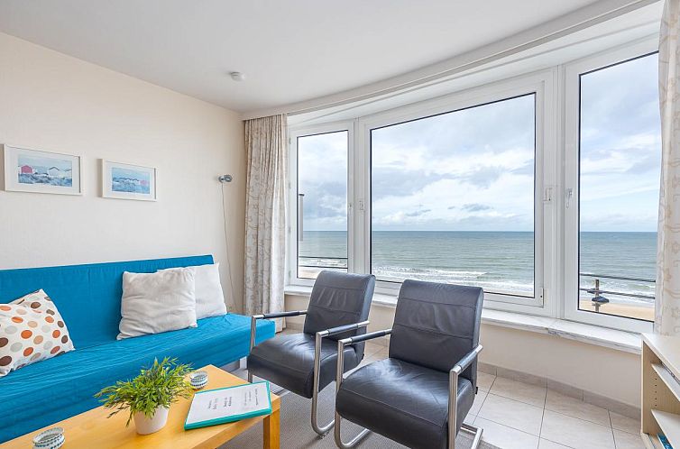 Geniessen Sie den Panoramablick auf das Meer vom Wohnzimmer des Bella Vista - 0401, einem Ferienhaus in Middelkerke, Westflandern.