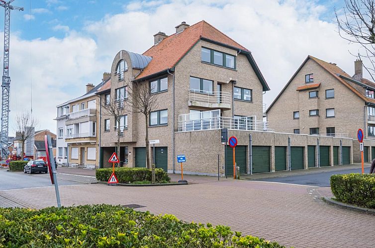 Gemuetliches Wohnzimmer des Ferienhauses Duindal I - 0201 in Middelkerke, Westflandern, mit moderner Einrichtung und Blick auf die Umgebung.