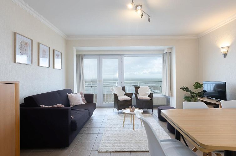 Helles Wohnzimmer von Sun Beach - 0301, Ferienhaus in Middelkerke, mit Panoramablick aufs Meer und moderner Einrichtung.
