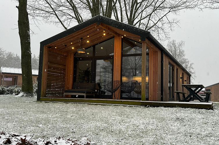 Nature Lodge + Hottub in Wilsum, Nedersaksen, biedt een serene glamping ervaring met prachtig uitzicht en ontspannende hottub.
