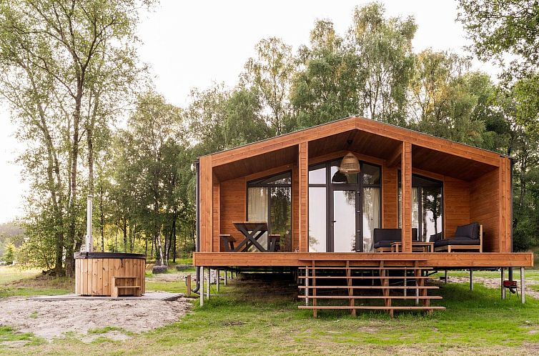 Lake House Scandi + hottub