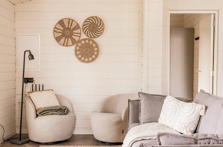 Lake House Scandi + hottub