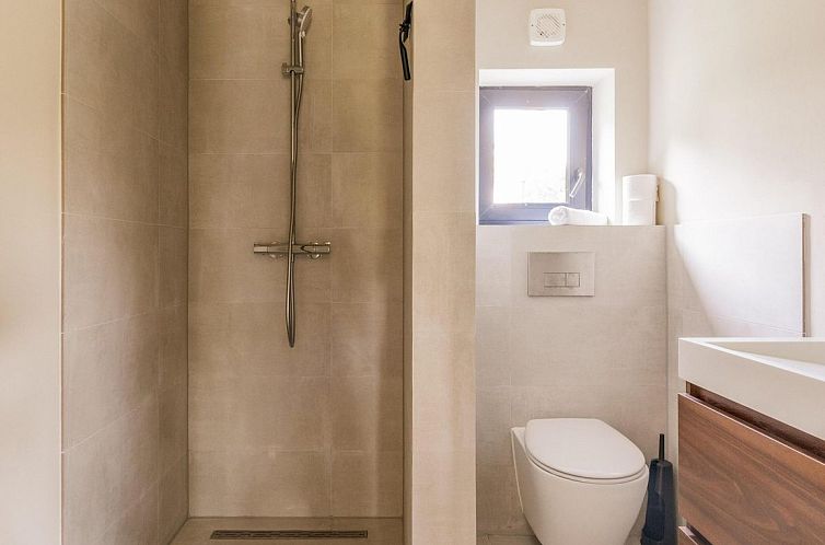 Lake House Scandi + hottub