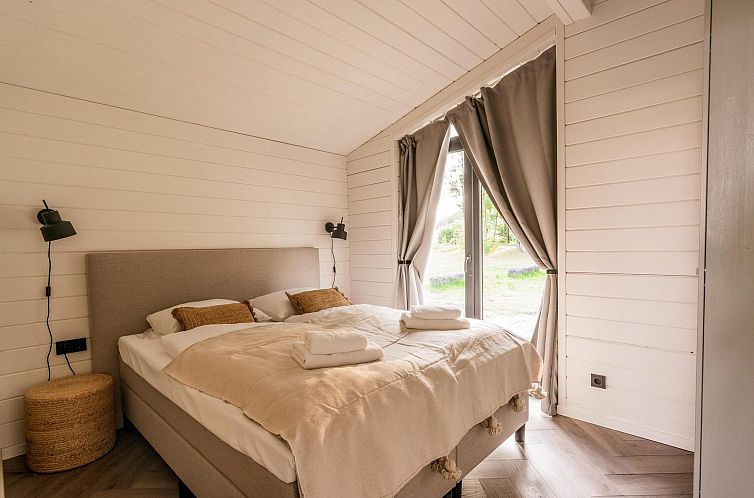 Lake House Scandi + hottub