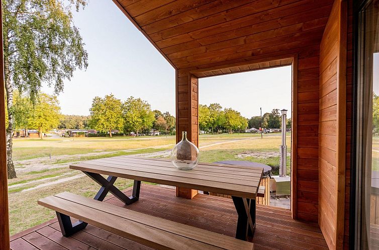 Lake House Scandi + hottub