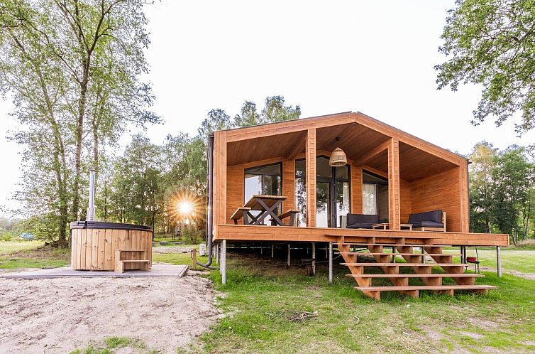 Lake House Scandi + hottub