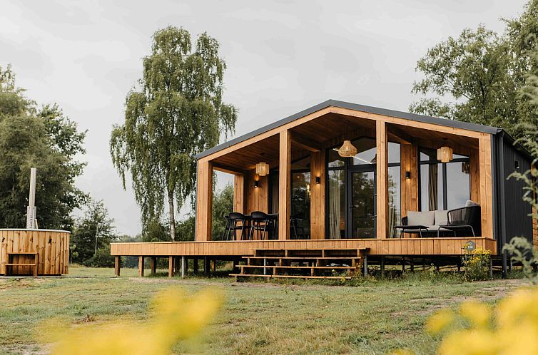 Geniessen Sie einen erholsamen Aufenthalt im Panorama-Seehaus Scandi, einem gemuetlichen Ferienhaus in Wilsum, Deutschland, mit Whirlpool.
