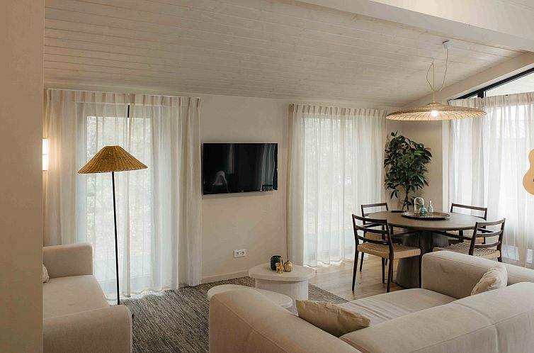 The Hills met Hottub