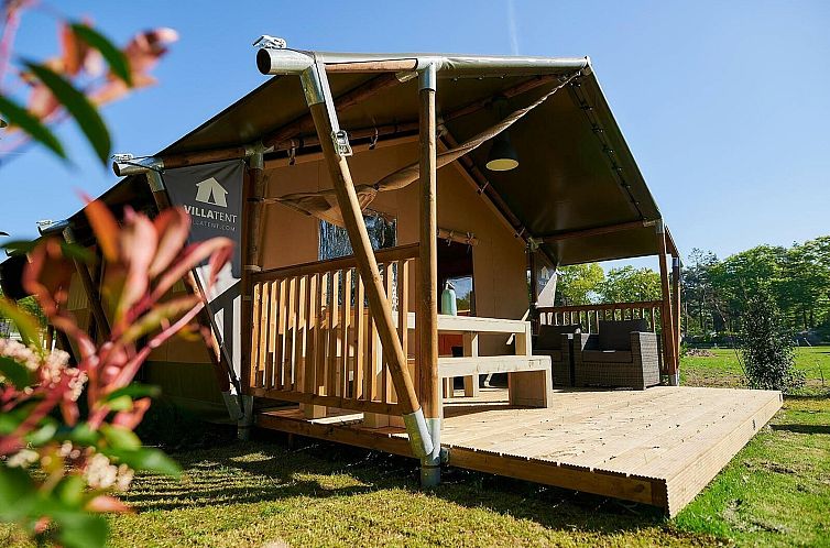 Entspannen Sie sich auf der Terrasse der Glamfield Lodge I, einem luxurioesen Zelt-Ferienhaus in Wilsum, Deutschland, inmitten der Natur.