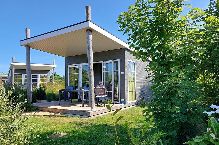 Geniessen Sie Ruhe und Frieden in der Comfort Lodge in Westende, Westflandern. Moderne Cottages mit Veranda, umgeben von gruener Natur.