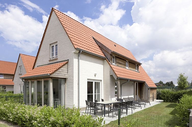 Luxe 8 vakantiehuis in Bredene, Belgische kust, met zonnig terras en ruime tuin voor een ontspannen verblijf aan zee.