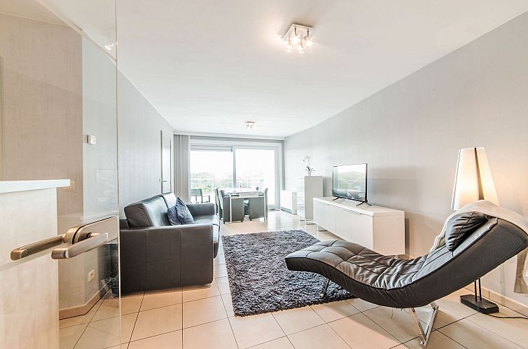 Stilvolles Wohnzimmer im Apartment Queen Mary, Bredene, Belgien, mit modernem Dekor und Blick auf die Umgebung.