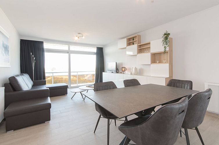 Geraeumiges Interieur des Apartments Ref. 703 in Bredene, Westflandern, mit moderner Einrichtung und Blick auf die Umgebung.