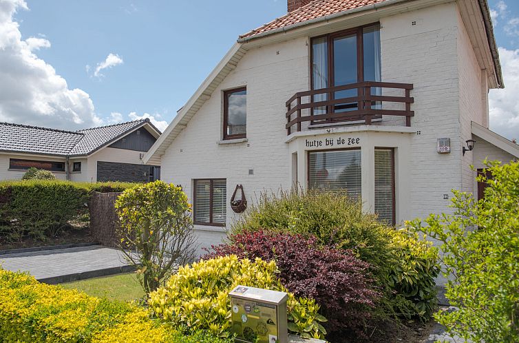 Das Ferienhaus Hutje bij de Zee in Bredene, Westflandern, bietet einen charmanten Aussenbereich mit einem einladenden Garten und einer sonnigen Umgebung.