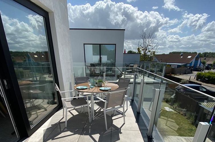 Geniessen Sie die sonnenverwoehnte Terrasse des Ferienhauses De Garnaal in Bredene, Westflandern, mit herrlichem Blick auf die Umgebung.