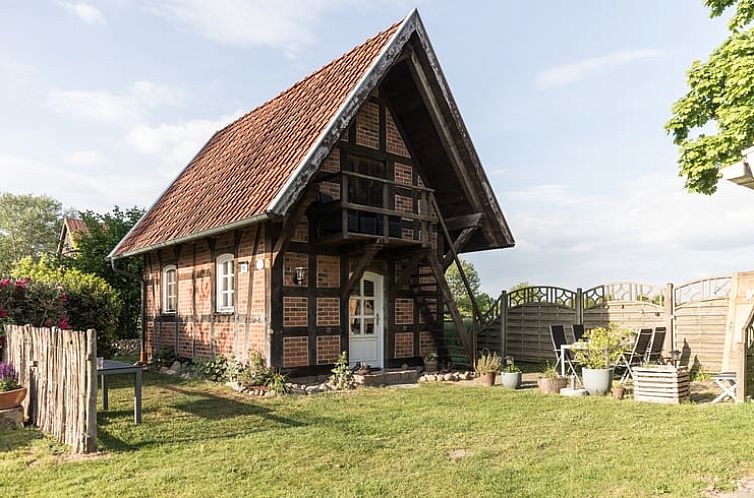 Ferienhaus in Kirchlinteln, Deutschland, umgeben von gruener Natur und rustikaler Architektur.