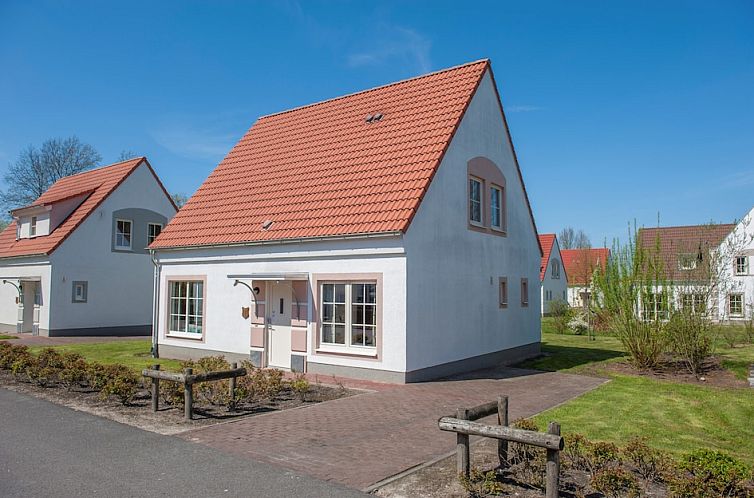 Das Ferienhaus BB9 im niedersaechsischen Bad Bentheim bietet ein charmantes Aeusseres mit roten Dachziegeln und eine ruhige Umgebung.
