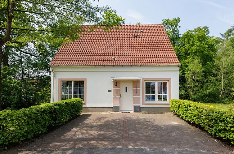 Cozy BBKL8 Comfort vacation home in Bad Bentheim, Germany, with beautiful green surroundings.